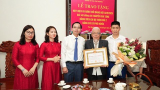 Phú Nghĩa trao Huy hiệu Đảng tại gia đình các đảng viên cao tuổi