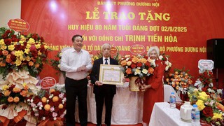 Phó Chủ tịch Thường trực UBND Thành phố Lê Hồng Sơn trao Huy hiệu 80 năm tuổi Đảng tặng đảng viên lão thành Trịnh Tiến Hòa