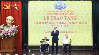 Chủ tịch HĐND Thành phố Nguyễn Ngọc Tuấn trao Huy hiệu Đảng tại Đảng bộ phường Hoàn Kiếm