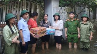 Lãnh đạo phường Tây Mỗ thăm hỏi, hỗ trợ các hộ dân bị ảnh hưởng do bão số 5