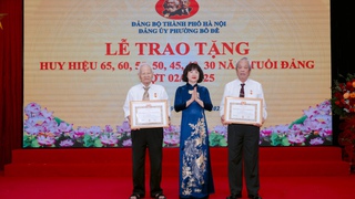 Đảng ủy phường Bồ Đề tổ chức Lễ trao Huy hiệu Đảng đợt 2/9