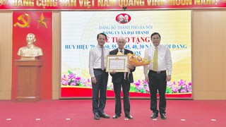 Chủ nhiệm Ủy ban Kiểm tra Thành ủy Hoàng Trọng Quyết trao Huy hiệu Đảng tại xã Đại Thanh