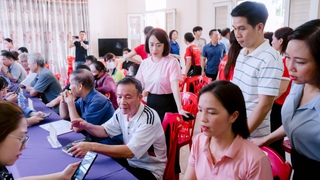 Người dân phường Phúc Lợi hào hứng, tự tin hơn với các tiện ích số