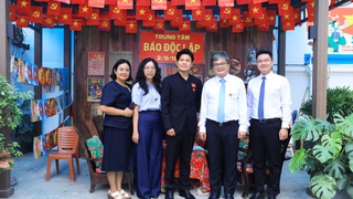 Phó Chủ tịch UBND Thành phố Trương Việt Dũng kiểm tra công tác phục vụ người dân và phóng viên báo chí tại Trung tâm Báo chí Thủ đô
