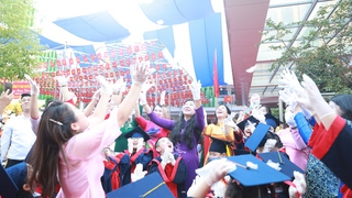 Hanoi education leaders celebrate new school year with students