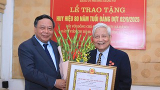 Trao Huy hiệu 80 năm tuổi Đảng tặng Nhà báo lão thành Hà Đăng