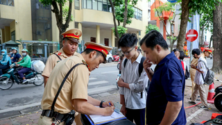 Hà Nội ra quân, xử lý hàng loạt phụ huynh, học sinh vi phạm giao thông
