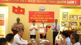 Trao Huy hiệu 30 năm tuổi Đảng cho đảng viên Văn phòng UBND thành phố Hà Nội