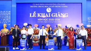 Phó Chủ tịch UBND Thành phố Trương Việt Dũng chung vui Ngày khai giảng năm học mới với thầy trò Trường THCS Trưng Vương