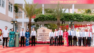 Phường Long Biên gắn biển công trình Trường THPT Thạch Bàn chào mừng 80 năm Quốc khánh 2/9