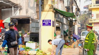 Phường Hồng Hà ra quân xóa bỏ chợ tạm, chợ cóc, lập lại trật tự đô thị, đảm bảo vệ sinh môi trường
