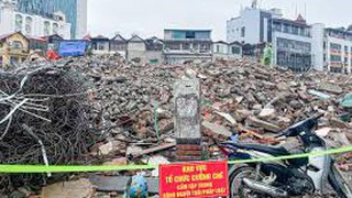 Tặng Bằng khen cho các cá nhân có thành tích đột xuất trong công tác giải phóng mặt bằng dự án đường Vành đai 1