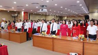 Tặng Cờ thi đua của UBND Thành phố cho tập thể thuộc Ban Quản lý dự án đầu tư xây dựng công trình giao thông