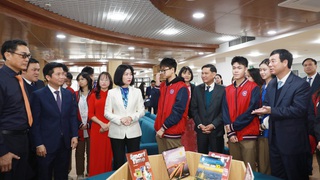 Hanoi honors Do Muoi High School as National Party Congress project