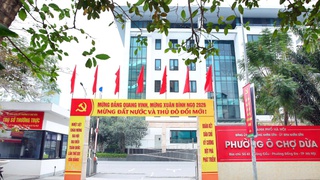 Ô Chợ Dừa rực rỡ sắc đỏ chào mừng Đại hội đại biểu toàn quốc lần thứ XIV của Đảng