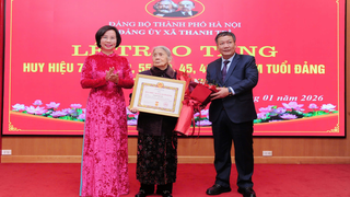 Chủ tịch Ủy ban MTTQ Việt Nam Thành phố Bùi Huyền Mai trao Huy hiệu Đảng tại xã Thanh Trì, phường Tây Hồ