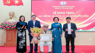 Chủ tịch Ủy ban MTTQ Việt Nam Thành phố Bùi Huyền Mai trao Huy hiệu Đảng tại xã Ngọc Hồi