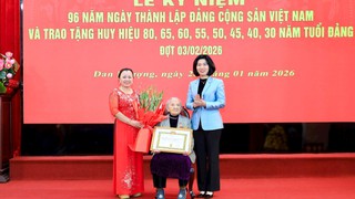 Chủ tịch HĐND thành phố Hà Nội Phùng Thị Hồng Hà trao Huy hiệu Đảng tại xã Đan Phượng