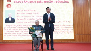 Trao tặng huy hiệu Đảng cho 143 đảng viên Đảng bộ phường Khương Đình đợt 3/2