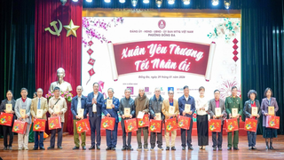 Phường Đống Đa: Nhiều phần quà ý nghĩa dành tặng gia đình chính sách, hộ dân hoàn cảnh khó khăn