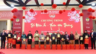 “Tết nhân ái - Xuân yêu thương” phường Hoàn Kiếm: Hơn 560 hộ khó khăn được hỗ trợ dịp Tết