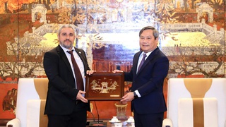 Hanoi chairman meets Arab Business Council to discuss investment cooperation