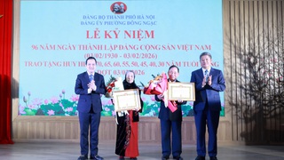 Phó Chủ tịch UBND Thành phố Nguyễn Mạnh Quyền trao Huy hiệu Đảng tại phường Đông Ngạc