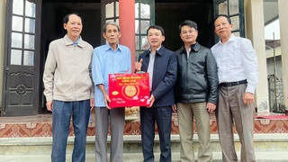 Lãnh đạo xã Xuân Mai thăm tặng quà gia đình người có công, thân nhân liệt sĩ, các cụ cao niên tròn 100 tuổi