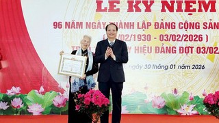 Trưởng Ban Tuyên giáo và Dân vận Thành ủy Nguyễn Doãn Toản trao Huy hiệu Đảng tại phường Đại Mỗ