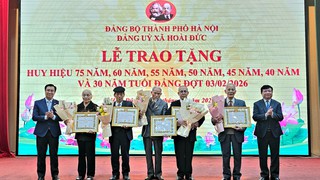 Hoài Đức trao Huy hiệu Đảng đợt 3/2