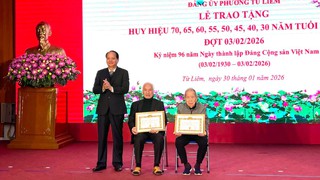 Trưởng Ban Tuyên giáo và Dân vận Thành ủy Nguyễn Doãn Toản trao Huy hiệu Đảng tại phường Từ Liêm