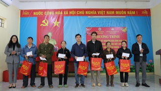 Phú Nghĩa trao tặng 480 suất quà Tết tới các hộ có hoàn cảnh khó khăn