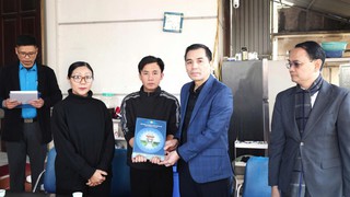 Lãnh đạo Liên đoàn Lao động Thành phố thăm hỏi đoàn viên có hoàn cảnh đặc biệt khó khăn