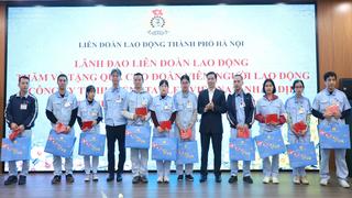 Lãnh đạo Liên đoàn Lao động Thành phố thăm, tặng quà Tết cho đoàn viên, người lao động xã Gia Lâm