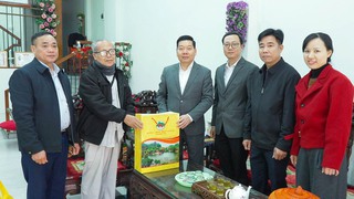 Lãnh đạo xã Quốc Oai thăm, chúc Tết và tặng quà người có công, người cao tuổi nhân dịp Tết Bính Ngọ