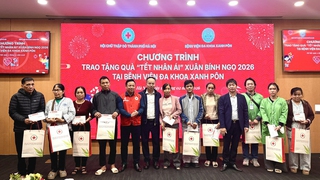 Hội Chữ thập đỏ Thành phố trao quà Tết cho bệnh nhân có hoàn cảnh khó khăn