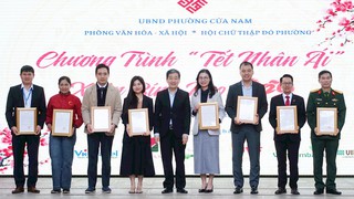 Phường Cửa Nam tặng quà người có công, người cao tuổi, các gia đình có hoàn cảnh khó khăn