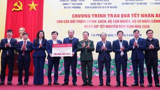 Đại biểu Quốc hội Thành phố trao quà Tết tới các gia đình khó khăn trên địa bàn xã Tây Phương