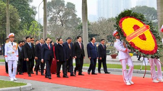 Lãnh đạo Đảng, Nhà nước và thành phố Hà Nội dâng hương tại Nghĩa trang Mai Dịch
