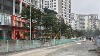 Đường Nguyễn Cảnh Dị được rải bê tông nhựa nóng một phần phục vụ Nhân dân đi lại dịp Tết