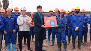 Lãnh đạo Liên đoàn Lao động Thành phố động viên, tặng quà công nhân thi công xuyên Tết