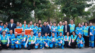 Thủ tướng Phạm Minh Chính thăm, động viên, chúc Tết công nhân vệ sinh môi trường ở Hà Nội