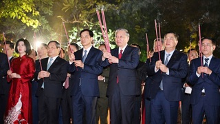 Tổng Bí thư Tô Lâm dâng hương tại Tượng đài Vua Lý Thái Tổ và chúc Tết nhân dân Thủ đô