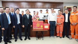 Chủ tịch UBND Thành phố Vũ Đại Thắng thăm, động viên các lực lượng làm nhiệm vụ đêm Giao thừa