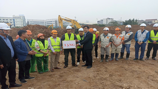 Động viên, tặng quà công nhân thi công xuyên Tết tại các dự án hồ điều hòa