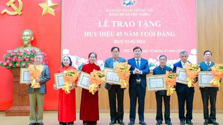 Xã Phú Nghĩa trao Huy hiệu Đảng tặng 15 đảng viên đợt 3/2