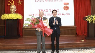 Phó Bí thư Thành ủy Nguyễn Trọng Đông trao Huy hiệu 80 năm tuổi đảng tặng đảng viên Nguyễn Tiến Hà