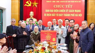 Phó Bí thư Thường trực Thành ủy Nguyễn Văn Phong thăm, tặng quà cán bộ lão thành