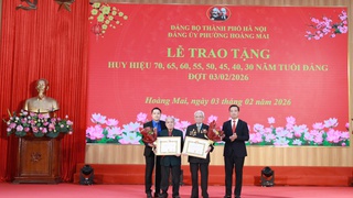 Phường Hoàng Mai kỷ niệm 96 năm Ngày thành lập Đảng và trao tặng, truy tặng Huy hiệu Đảng
