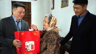 Xã Thanh Oai thăm, tặng quà nhân dịp Tết Nguyên đán Bính Ngọ